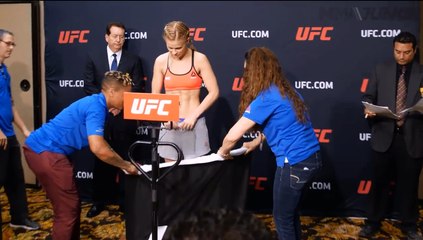 Une combattante MMA enlève tout pour la pesée.