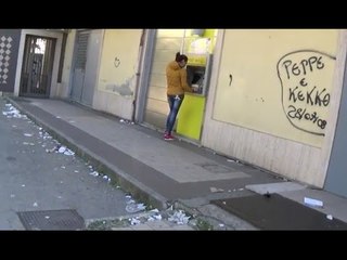 Aversa (CE) - Ufficio postale, bancomat inaccessibile per disabili (19.12.16)