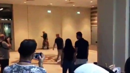 Il déboule dans un centre commercial de luxe et détruit un mur avec… un tank !