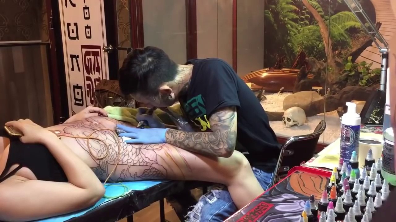 Әйелінің кискасын қырып, татуировка жасатуының видеосы