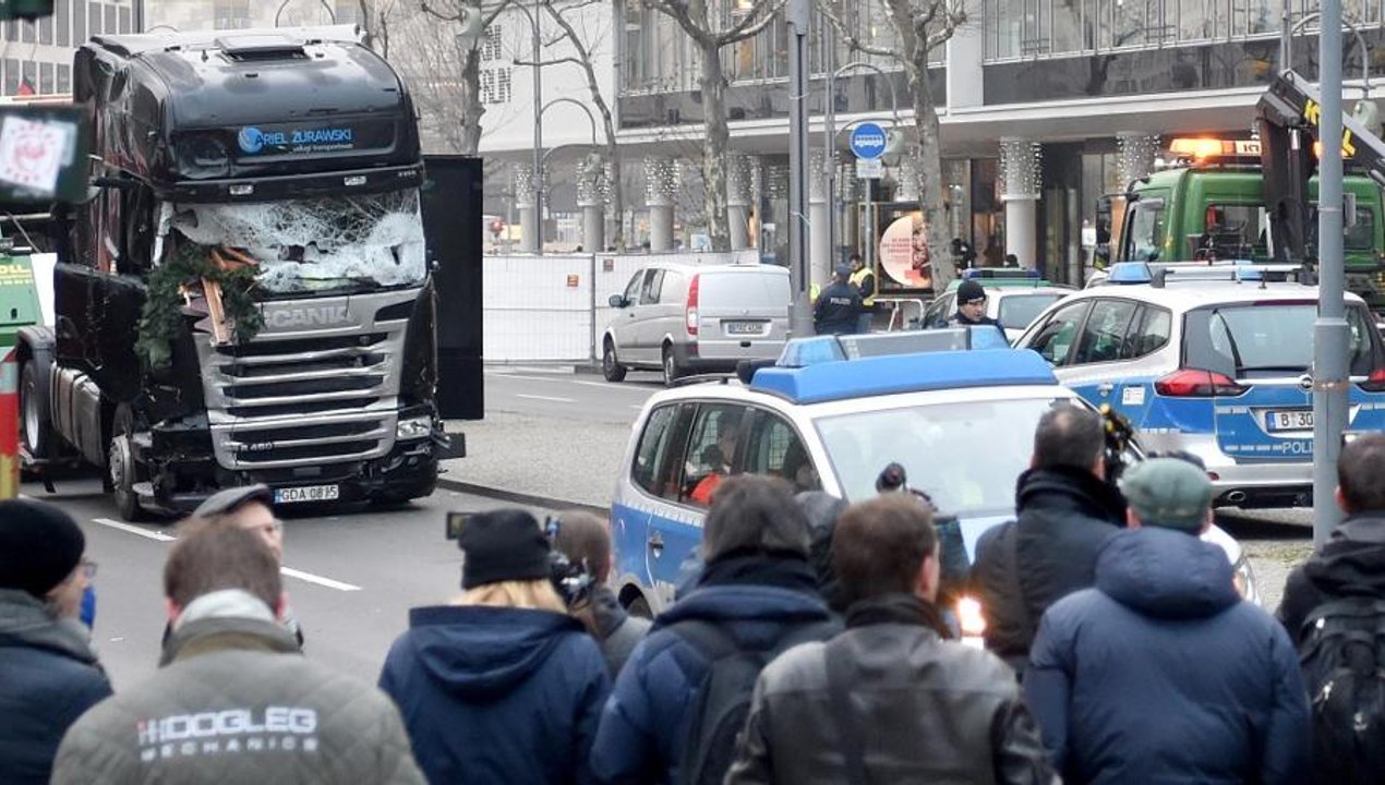 Merkel über Todesfahrt in Berlin: 'Müssen von Terroranschlag ausgehen'
