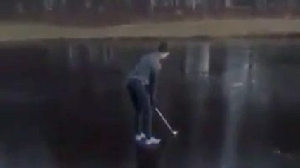 Golf sur un lac gelé