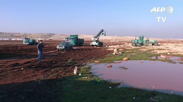 منظمات تركية غير حكومية تبني مخيمات داخل محافظة ادلب السورية