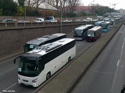 Paris : plus de 300 autocars manifestent contre la politique anti-diesel