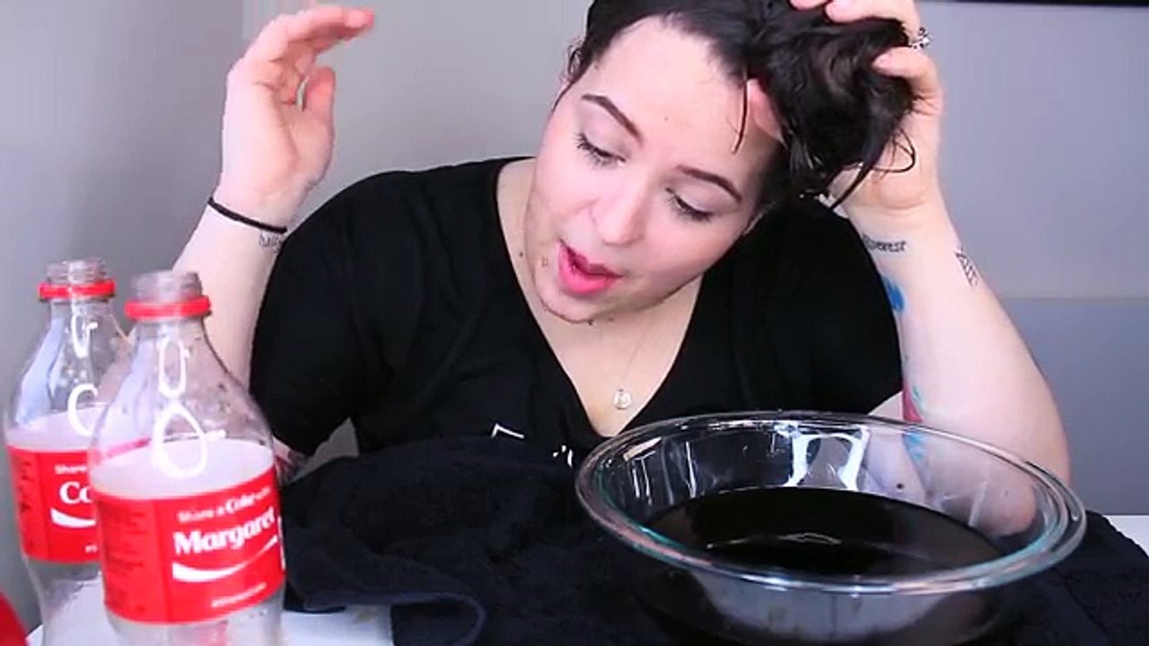 Ce se intampla daca iti speli parul cu Coca-Cola. Rezultatul este incredibil!