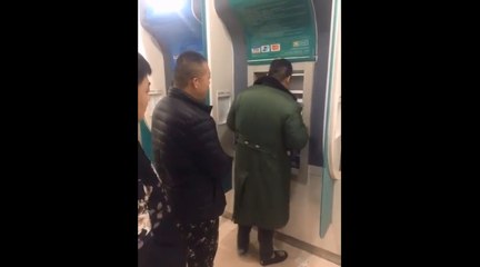 Il a trouvé comment cacher son code au distributeur.