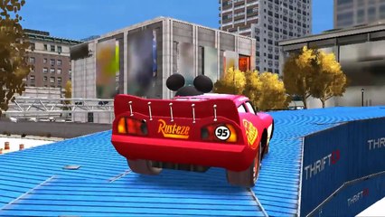 Mickey de Disney fait la course avec laide de Flash McQueen | Cars 2 le film Disney | Jeu vidéo