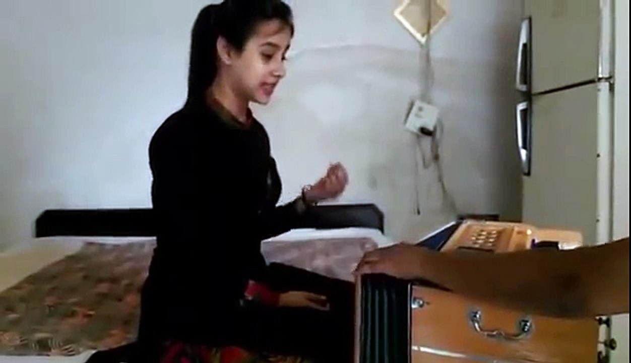 Indian pakistani girls singing sweet  songs with her beautifull and cute voice the kapil sharma show (21)