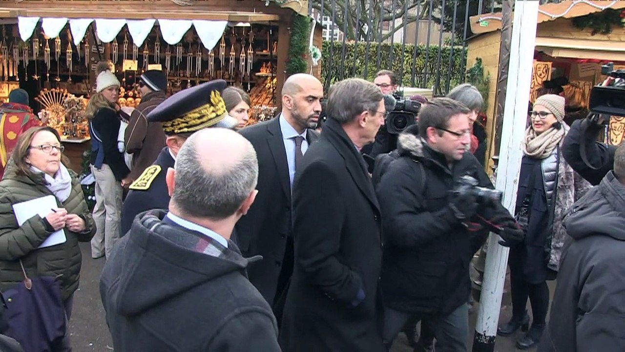 Bruno Le Roux visite le marché de Noël de Stras...