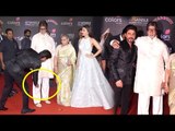 Shahrukh Shows Respect To Amitabh Bachchan By Touching His FEET In Public At Stardust Awards 2017
