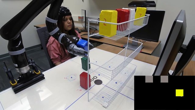 Interfaz no invasiva permite controlar un brazo robótico con la mente