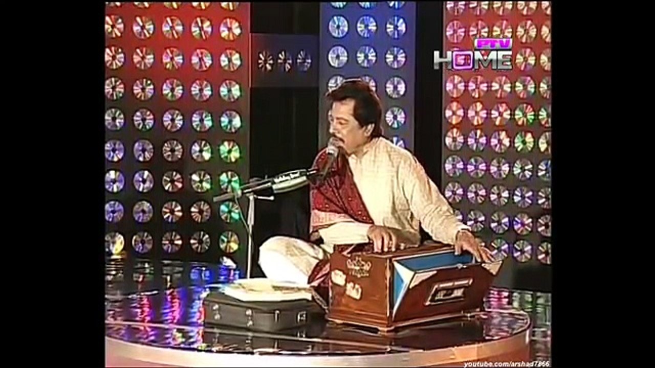 Attaullah Khan Esakhelvi live in Mehfil E Moseeqi - YouTube
