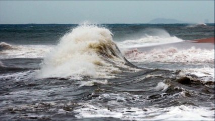 Surf al espigo amb temporal de llevant Sant Pol de Mar