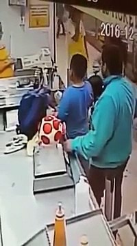 Es captado por las camaras de Seguridad, cuando se roba las propinas de un puesto