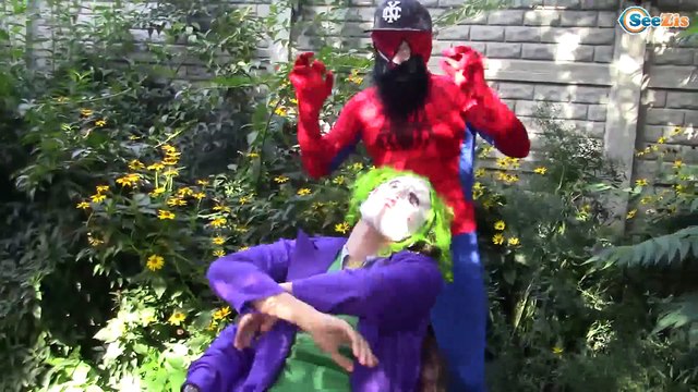 Frozen Elsa LOSES HER HEAD! w/ Spiderman Joker Maleficent Spidergirl Batman! Superheroes IRL
