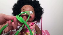 Baby Alive bebek yeme ve Hastane doktor şırınga enjeksiyon, video, kızlar oyuncakları kanalı verir