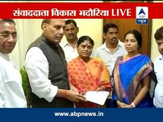 Mother of Jaganmohan Reddy meets BJP president Rajnath Singh