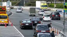 Le premier ministre Japonais s'insère sur l'autoroute