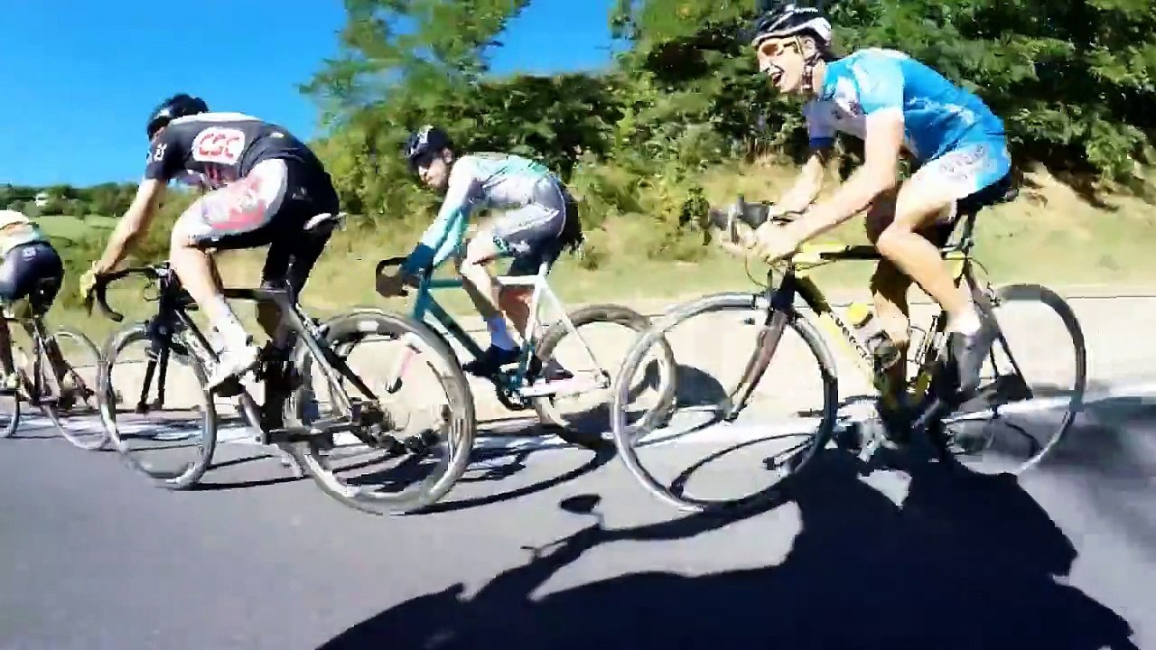 Un cycliste acrobate met une branlée à ses concurrents en se mettant en position de Superman dans une descente