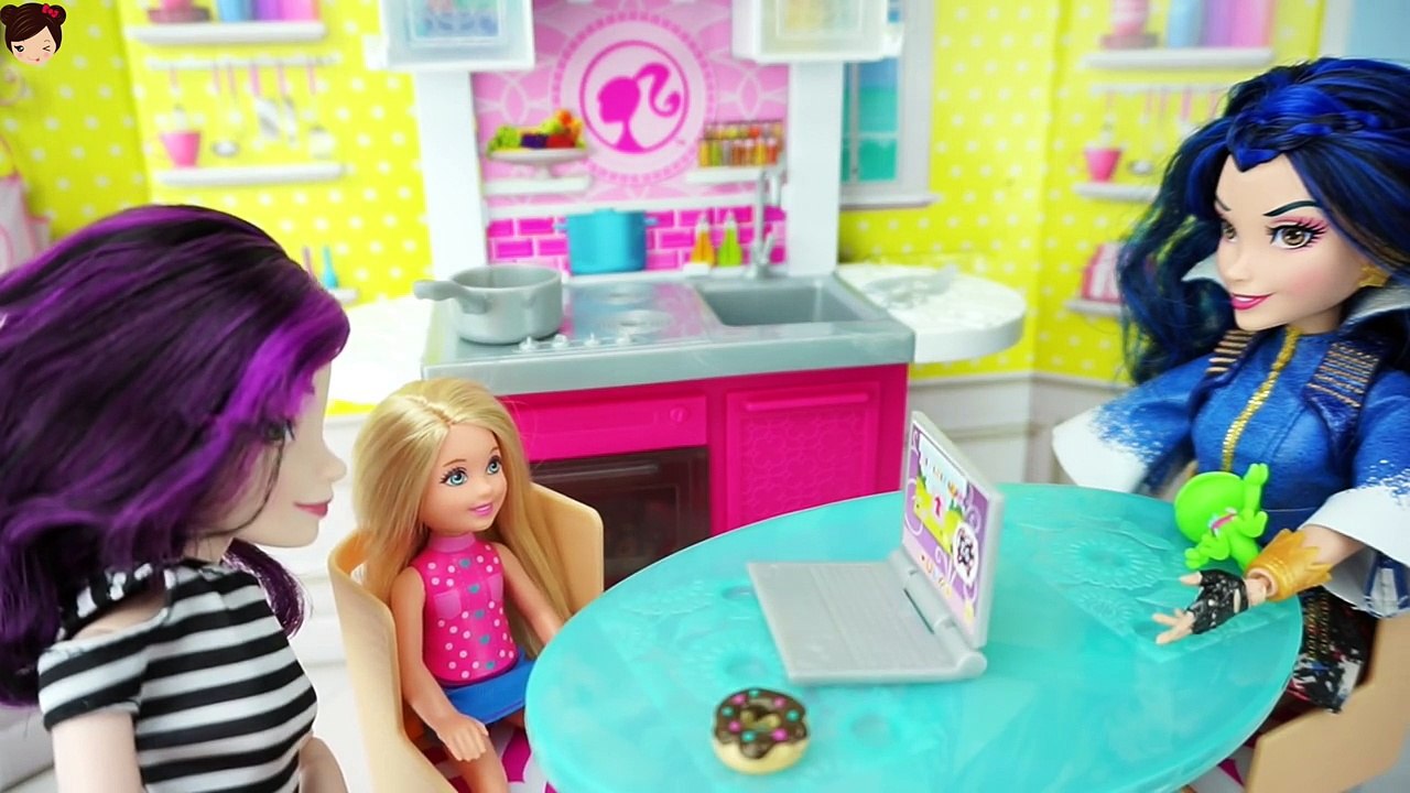 Princesa Rapunzel Embarazada y Tiene su Bebe + Doctora Barbie y Descendientes Mal y Evie