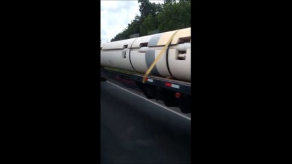 Toytoa Hilux capota após colidir com caminhão na BR 101