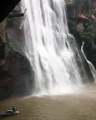 Download Video: Saut exceptionnel près de cette gigantesque cascade