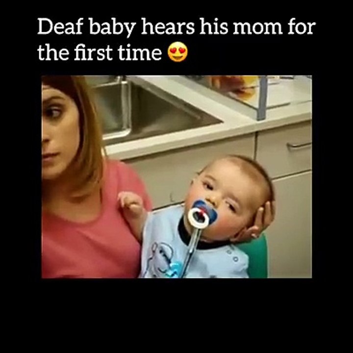 Bebé tem sorriso contagiante ao ouvir a voz da sua mãe pela primeira vez