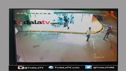 Policías agreden a un hombre y su hijo de 12 años