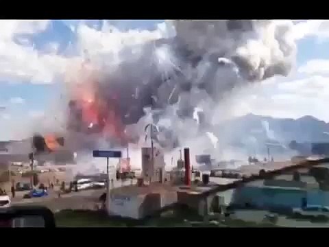 Les images effrayantes des explosions qui se sont produites cette nuit sur un marché de Mexico faisant plusieurs morts
