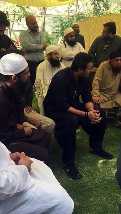 Maulana Tariq Jameel sb giving Targeeb to Wasim Akram, Muhammad Yousaf, Inzimam ul haq at Junaid Jamshaid's home