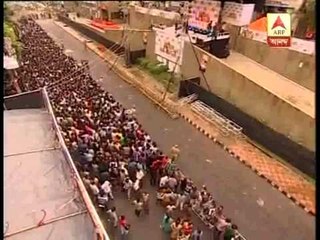 crowd waiting for srk arrival at city centre