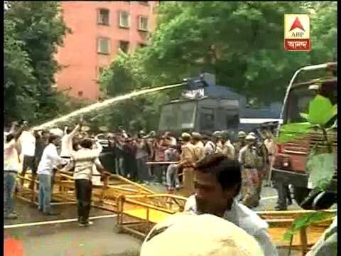 VHP workers protest in new delhi, they are being dispersed by using water canon.