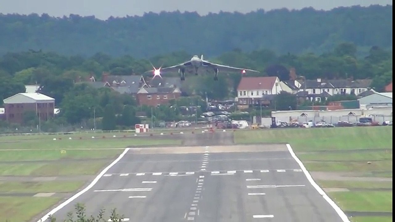 Vulcan XH558 Arrives at Farnborough Airshow.- Head-On Wheelie Style