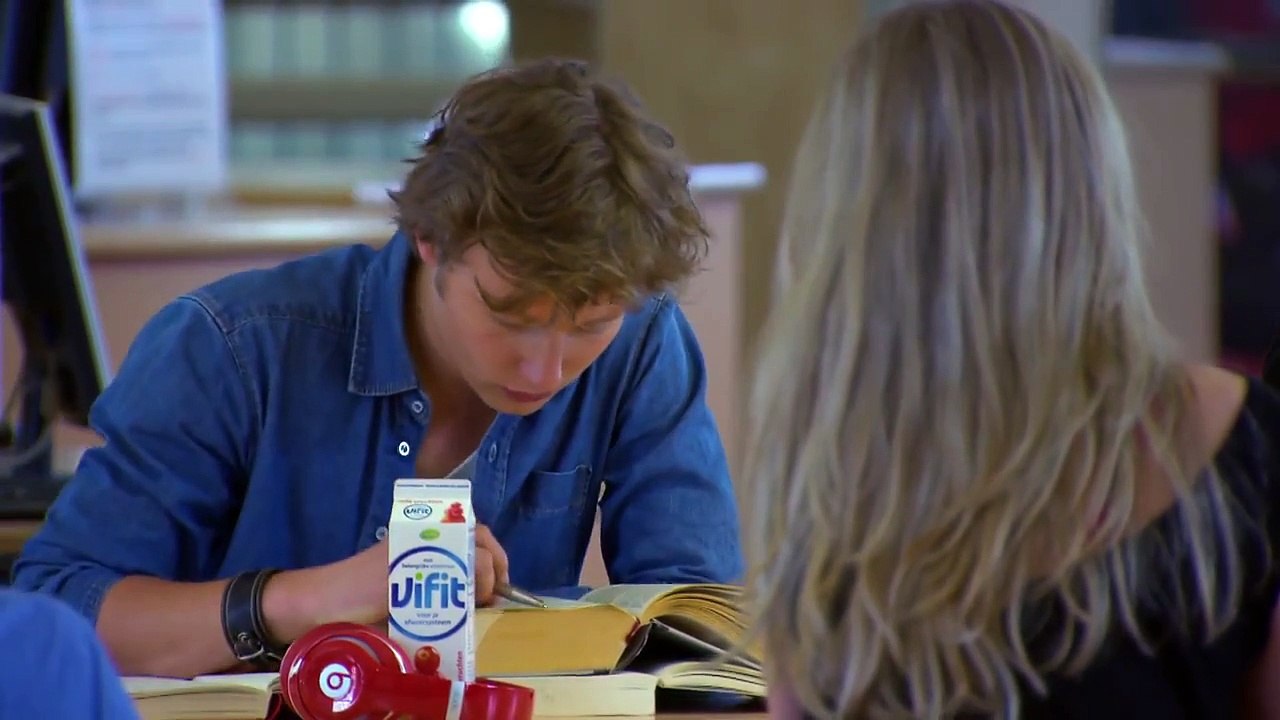 Une fille sexy teste la concentration des étudiants