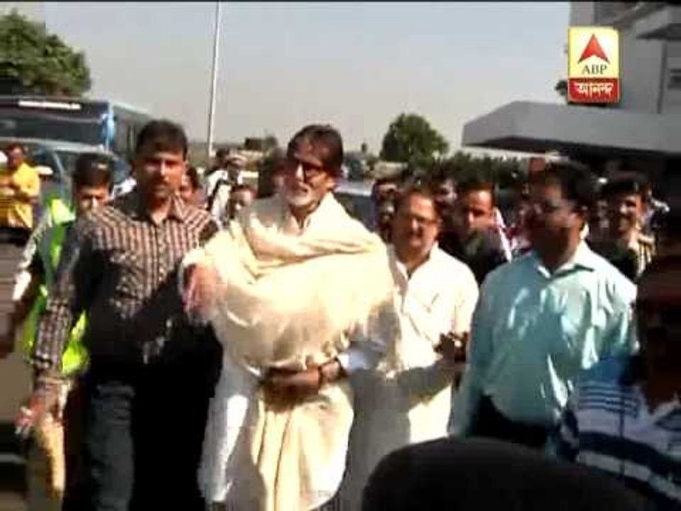 Amitabh Bachchan arrives at kolkata airport, waves hand at his fans.