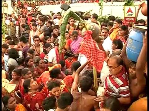 Nabo potrika snan during Mahasaptomi in ghats of Ganga
