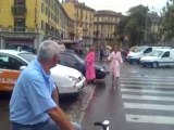 Ragazze in accappatoio a Milano contro il traffico