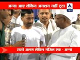 Kejriwal does not call off fast despite Anna meeting him