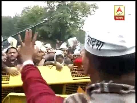 Police lathicharge AAP protesters after they break barricades