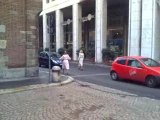 Ragazze nude in accappatoio a Milano contro il traffico
