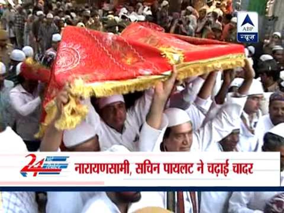 PM Manmohan Singh offers chadar at Ajmer Sharif...