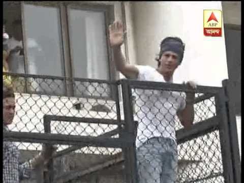 Shahrukh Khan celebrates Eid, greets fans outside his home