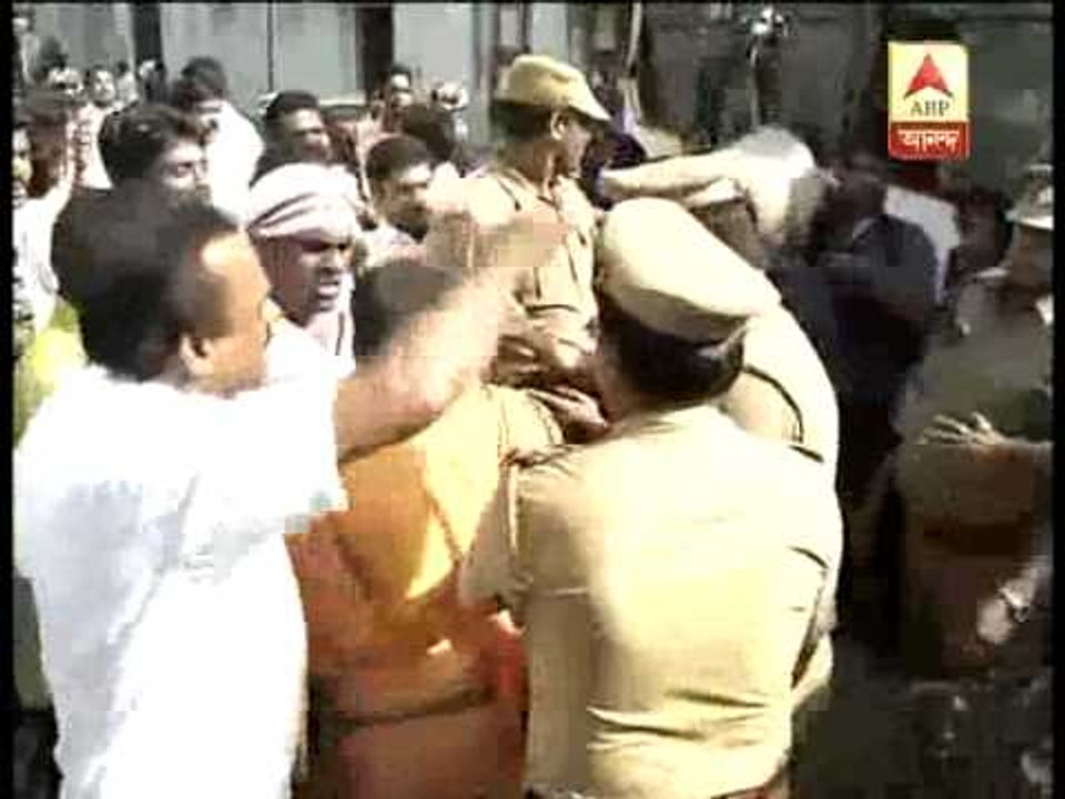 AIADMK agitation outside Karunanidhi's residence