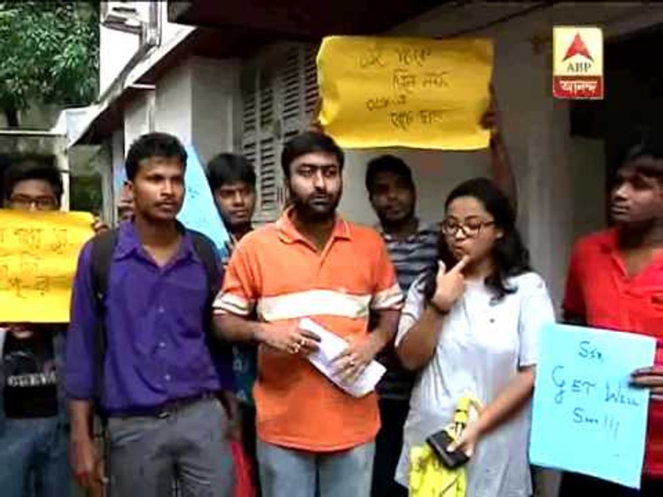 SFI supporters went to JU VC's house with rose to protest