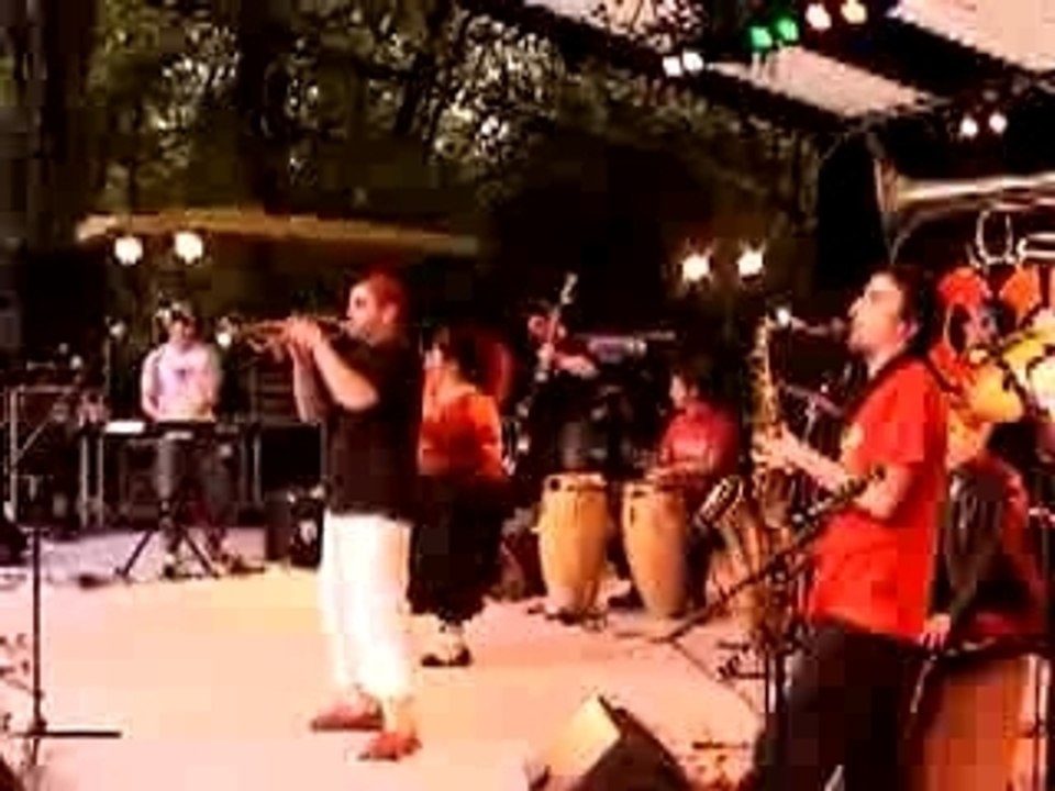 miniclip Ocho Y Media (Francia) - groupe de salsa français