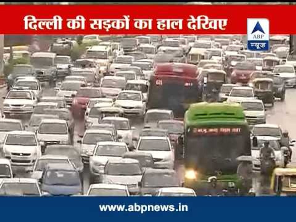 Heavy downpour in Delhi leads to traffic jams,...