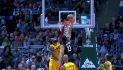 Malcolm Brogdon écrabouille Kyrie Irving sur un dunk