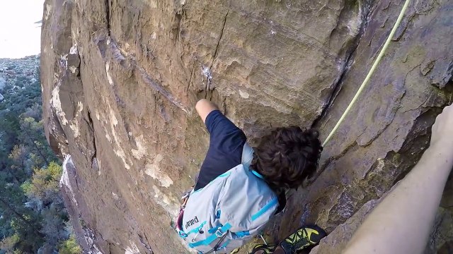 Dépassé en escalade par un mec sans attaches à mains nues !