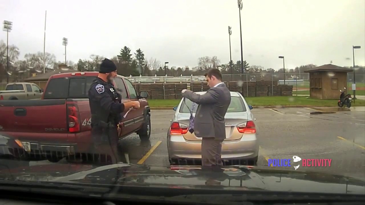 Ce policier arrete un étudiant et lui fait son noeud de cravate... Oui oui!!!!