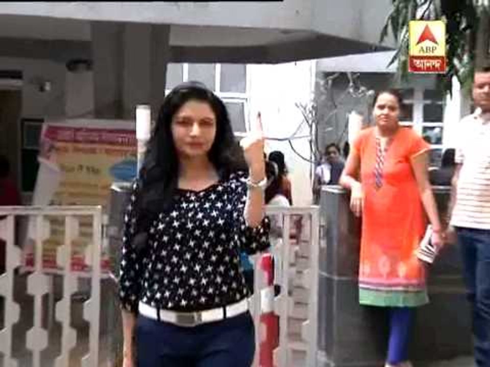Maharashtra assembly poll: Bhagyashree casts vote